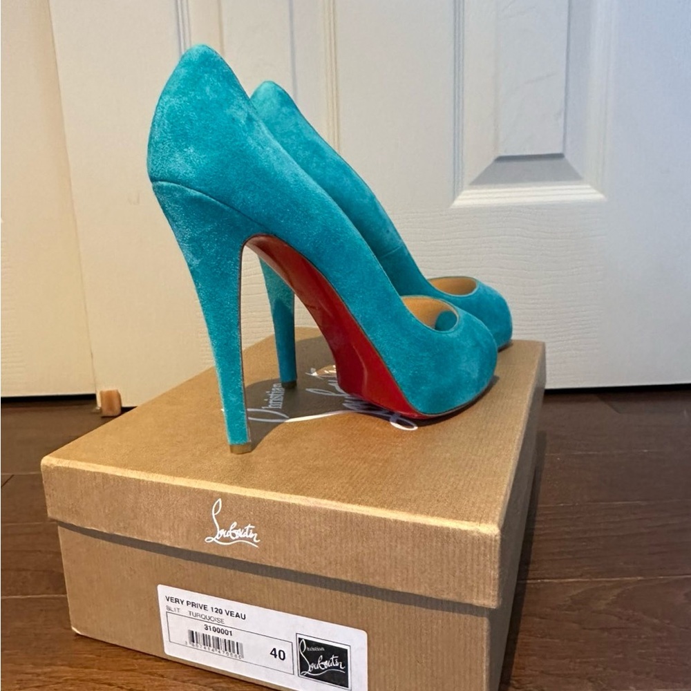 NEW CHRISTIAN LOUBOUTIN Very Prive 40